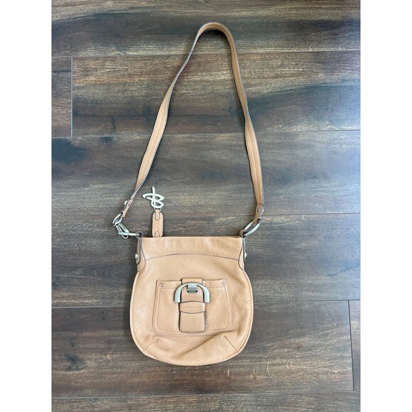 B Makowsky Westbourne Light Tan Pebbled Leather Saddle Crossbody Buckle Bag EUC - Picture 1 of 13